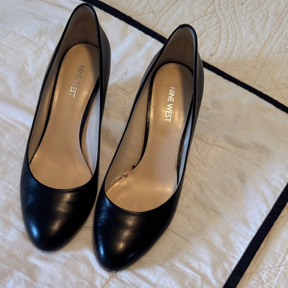 Nine West Black Leather Classic Closed-Toe Pumps